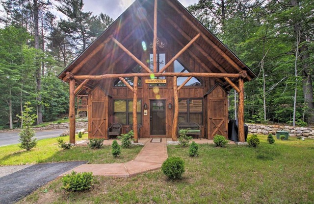 Timber Home Walk to Slopes and N Conway Shops!