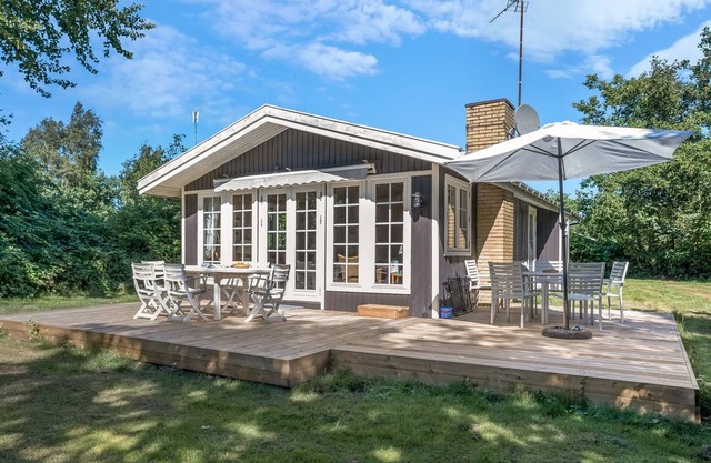 "Tineke" - 200m from the sea by Interhome