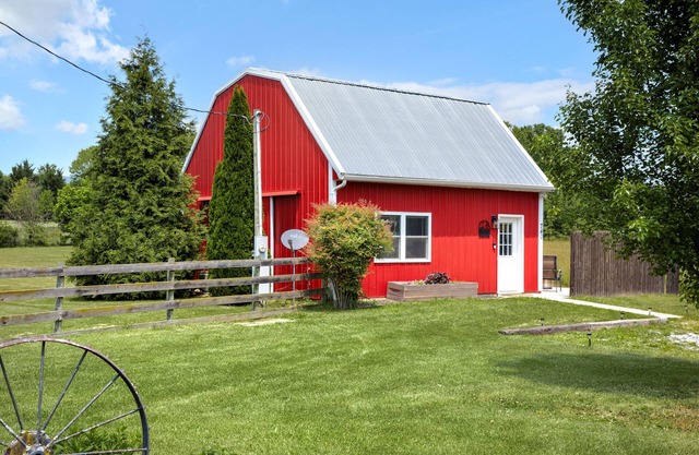 Tiny Barn w/Modern Charm on 3 Acres, Mountain and Pasture Views- Sleeps 4