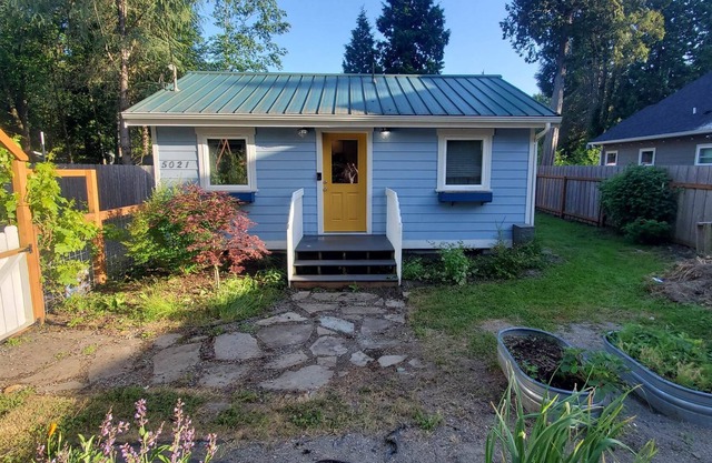 Tiny cottage nestled in a private garden - a 5 min walk to the beach