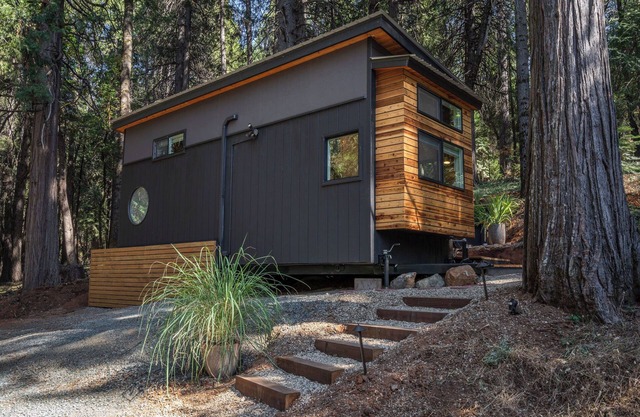 Tiny home in Nevada City with AC, WiFi