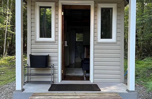 Tiny Home in the wilderness, 20min outside Mt. Rainer and Crystal Mountain