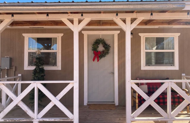 Tiny Home ~ Mountains and City nearby!