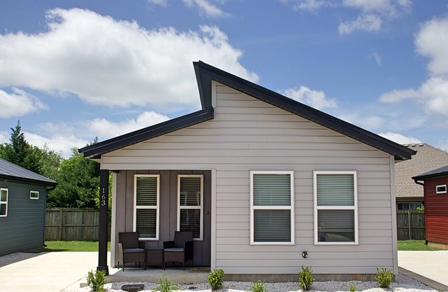 Tiny Home near MTB Trails, Wal-Mart HQ, Sleeps 6+