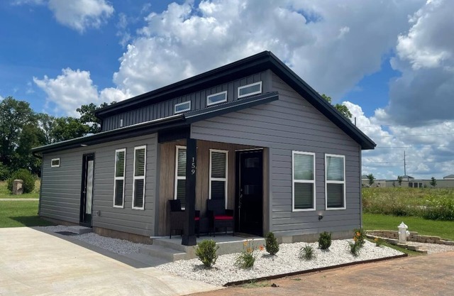 Tiny Home near MTB Trails, Wal-Mart HQ, Sleeps 6