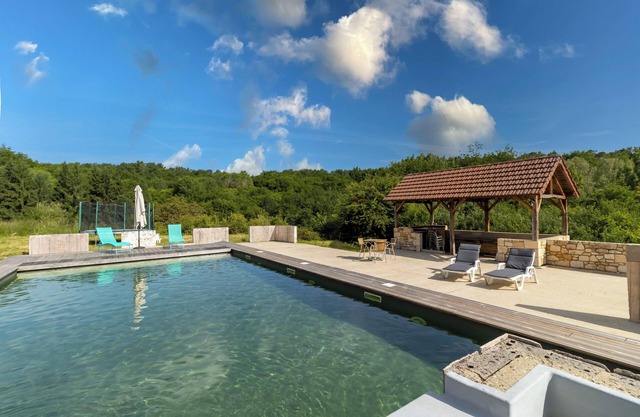 Tiny House in Saint-Cernin-de-l'Herm – Shared Pool & Relaxing Stay for 4 Guests
