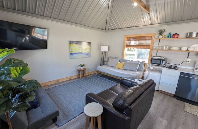 Tiny House #2 - Spacious & Modern "Tiny Home" with 2 bdrms - Lakefront Property!