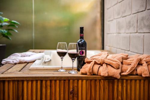 Tiny House com Banheira Privativa, Deck no Jardim com Rede Suspensa sobre o Riacho e Lareira Externa em Meio à Natureza