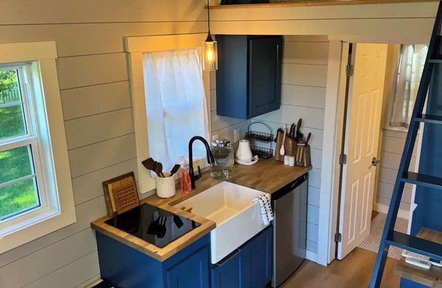 Tiny house w/views, local amenities and charm.