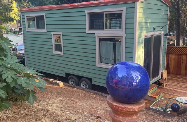 Tiny House with 2 lofts for sleeping. Just a mile from Grass Valley.