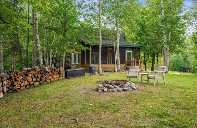 Tiny house with sleeping loft, full kitchen and 3/4 Bathroom with Sauna! - Pet Friendly!