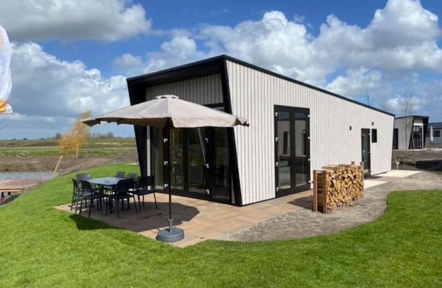 Tiny vakantiehuis aan het water met eigen steiger en airco