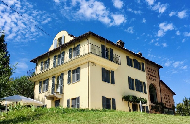 To fall in love with! Magnificent villa with panoramic views all around, pool, bowling green, 3 ha of land