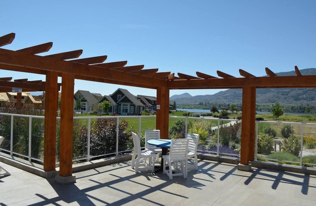 Toes in the Sand! 3-Bedroom Cottage right by the Pools & close to the Beach