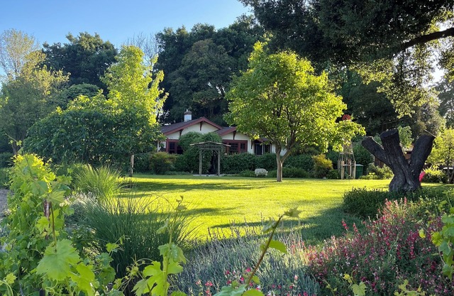 TomKat Oasis, Hosting, Private Bungalow & Parking. 1000 SQ-FT. Maximum 4 Guests