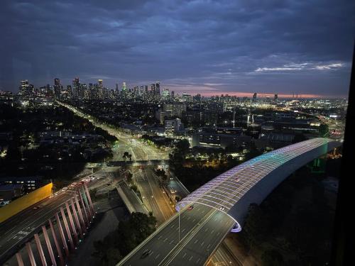 Top-Floor 2BR Apt, 270 deg Skyline, Free Parking