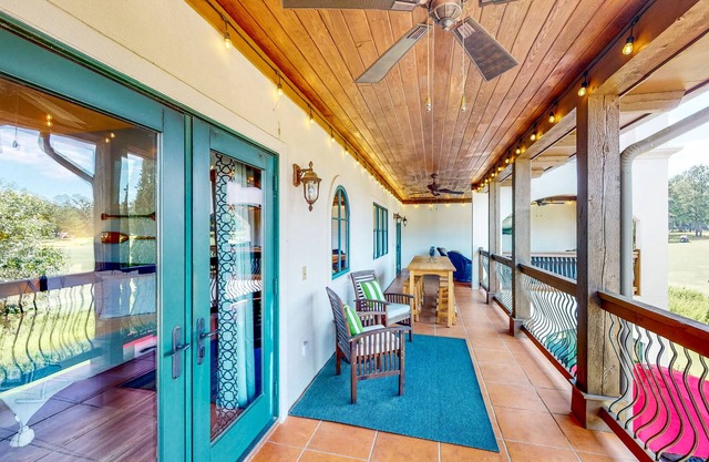 Top-Floor Lake Oconee Condo with Fairway-View Balcony, Grill - Full Kitchen