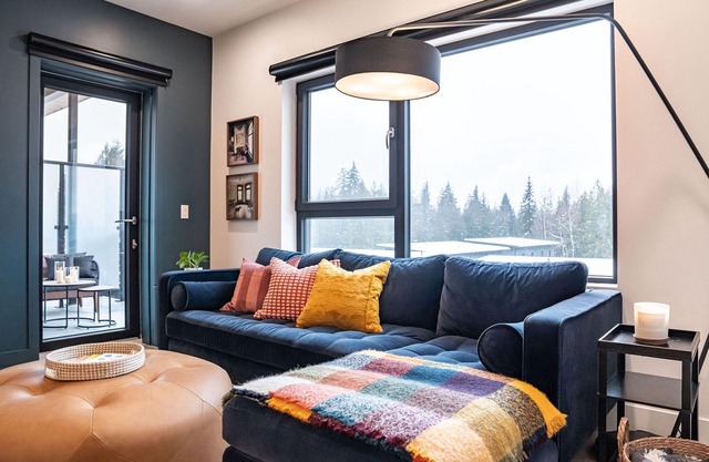 Top Floor Mountainside Condo at Mackenzie Plaza