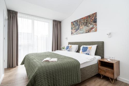 Top Floor, Spacious Apartment w-Balcony & Garage I Cohost