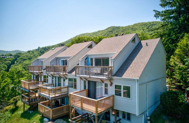 Top Of Seven - Views! Amazing Grandfather Mtn views from this updated condo in Seven Devils!