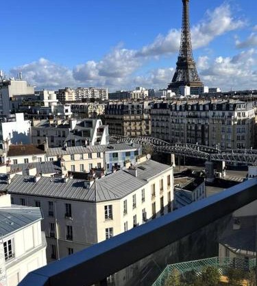 Tour Eiffel - Studio vue imprenable au-dessus des toits, balcon