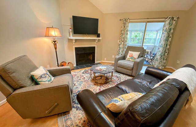 Townhome close to downtown- long term stay only.