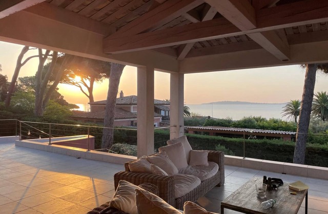 Très belle villa. Vue magnifique sur le Golfe de Saint Tropez à 50 m de la mer