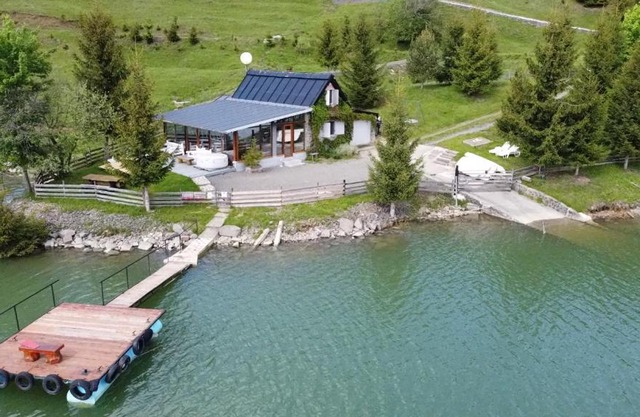 Traditional Casa Pescarului langa lac cu ponton