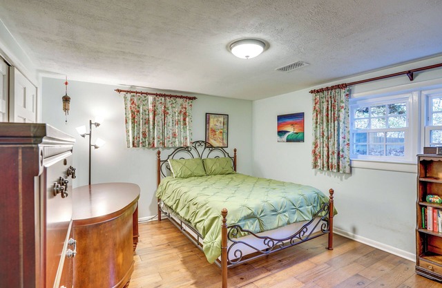 Tranquil 1-bed apt sleeps 4 overlooking Indian Creek Gorge w/WiFi, AC & hot tub