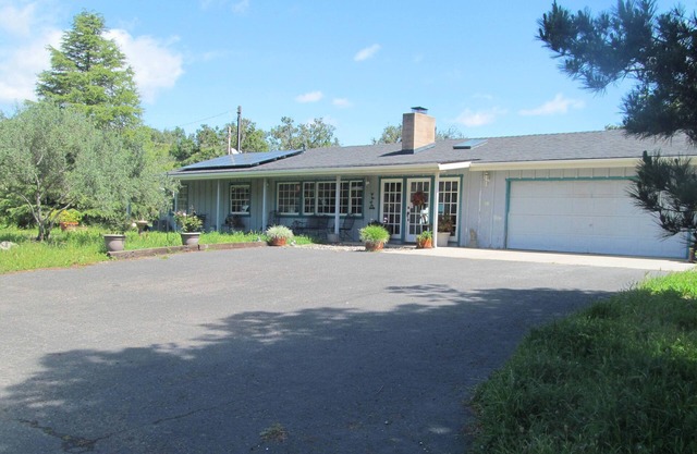 Tranquil 3-acre country home close to ocean & lakes - 30+ nights required