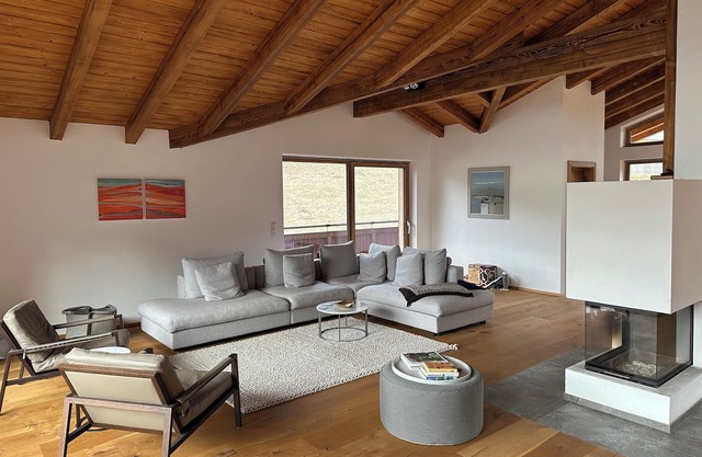 Tranquil Chalet with Mountain Views