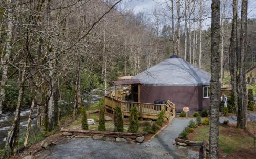 Tranquil Haven Luxy Yurt - Creekside Glamping with Private Hot Tub