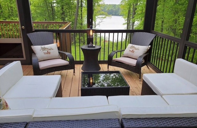 Tranquil Lakefront Retreat, Private Beach, Kayaks on 13 Wooded Acres