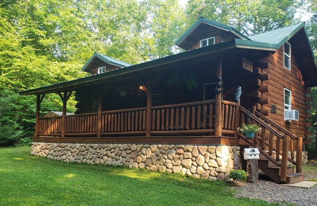 Tranquil log cabin located in the Blue Hills. Enjoy privacy and solitude.