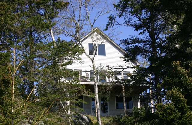 Tranquil oceanfront cottage on Wohoa Bay