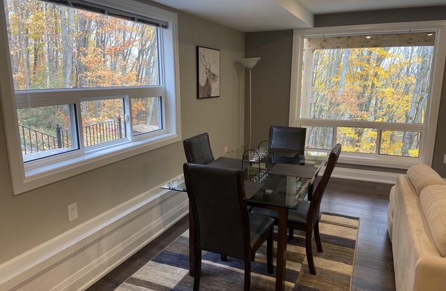 Tranquil Retreat with Secluded Hot Tub – Near Horseshoe Valley Resort