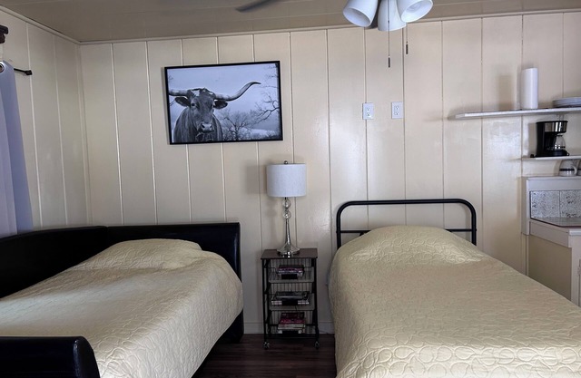 Tranquil studio with WiFi in sunny outskirts Salinas