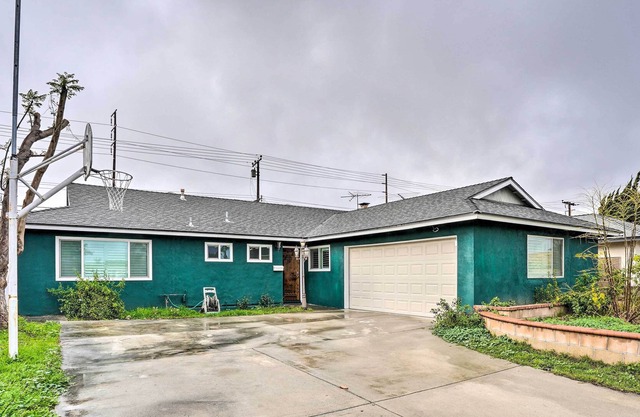 Tranquil Vacation Home - 7 Mi to Disneyland!