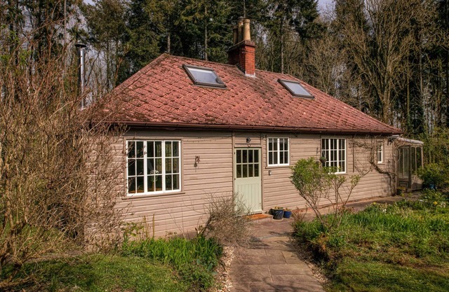 Tranquil Woodland Cottage, 10-Min Drive to Clifton