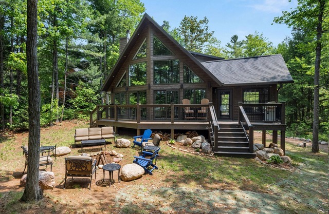 Tranquility Point | LUX lakefront retreat, private dock, firepit, kayak, & AC