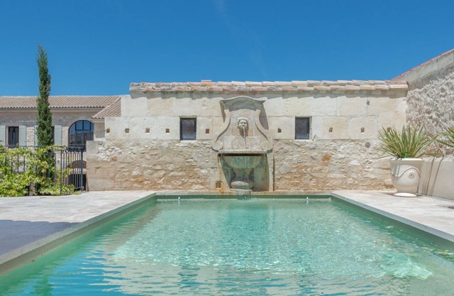 Trational and provencal farmhouse with heated pool and jacuzzi in Provence