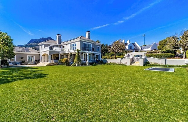 Traumhafter Blick auf die Bucht in Exklusivem Sicherheits-estate Bel'aire