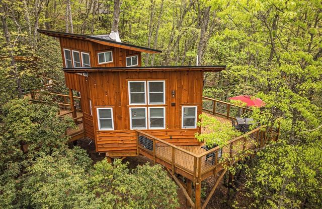 Tree House Cabin w Hot tub close to downtown & Great Smoky Mountains