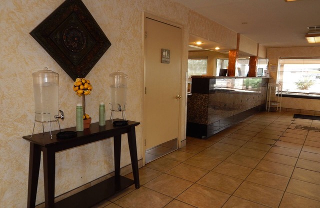 Tree Inn & Suites Albuquerque.