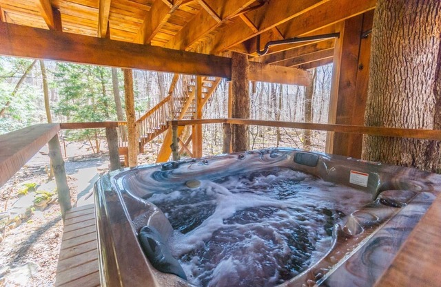 Treehouse at Fernstone | 1BR,1BA, Hot Tub, Secluded
