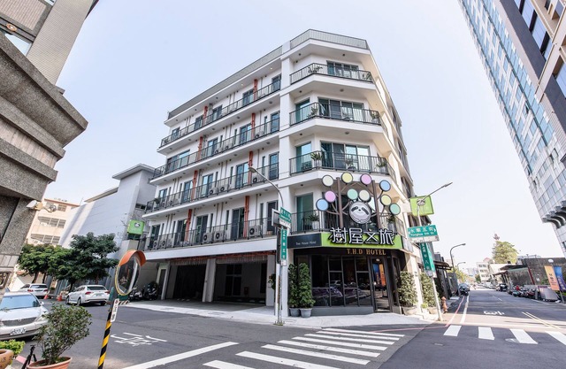 Treehouse Hostels