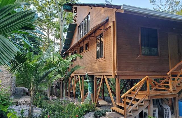 Treehouse in the Canopy close to beach - large garden with trails - Pavones wave