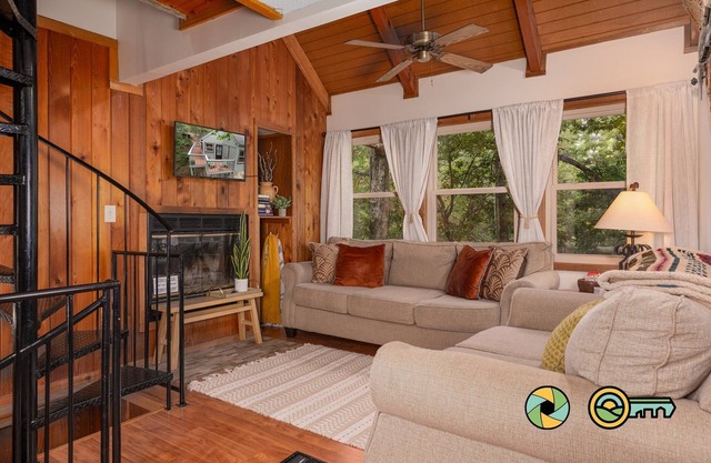 Treehouse Mountain Stay - unique cozy quiet!