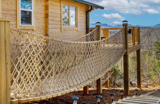 Treehouse w/Breathtaking Views+HotTub+Hiking+Falls