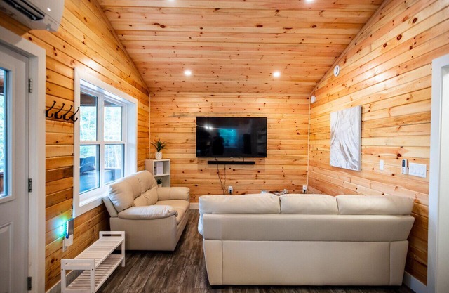 Treeside Retreat with Hot tub